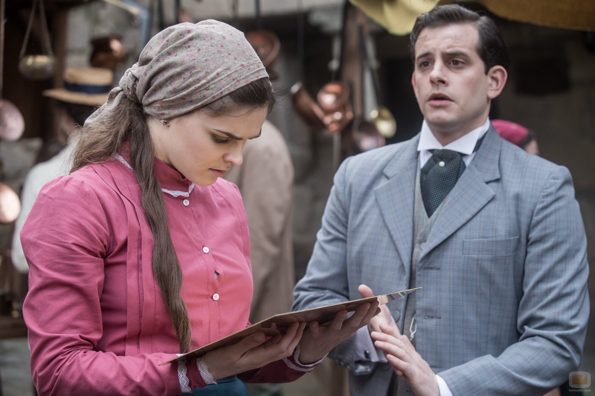 Judith Fernández y Álex Villazán en 1x04 'La rabia de Catalina' de 'Las hijas de la criada'
