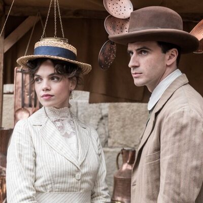 Plano de Martina Cariddi y Alejandro Vergara en 1x04 titulado 'La rabia de Catalina' de 'Las hijas de la criada'