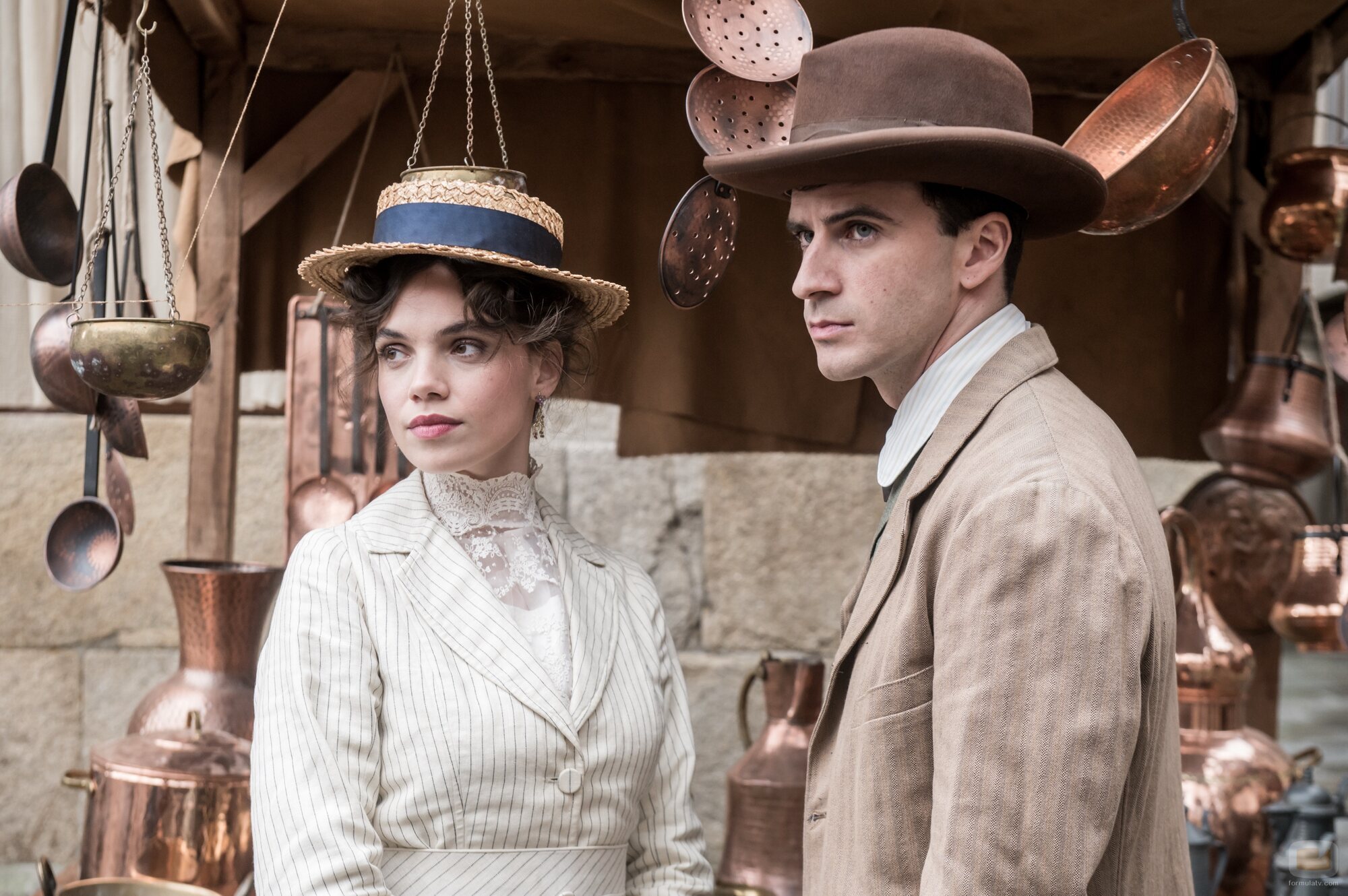 Plano de Martina Cariddi y Alejandro Vergara en 1x04 titulado 'La rabia de Catalina' de 'Las hijas de la criada'