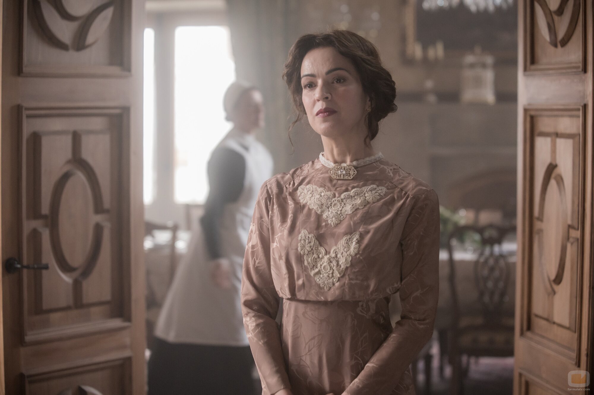 Vistazo a Verónica Sánchez en el 1x04 de 'Las hijas de la criada'