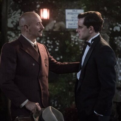 Plano de Álex Villazán y Alain Hernández en 1x05 'El amor de Jaime' de 'Las hijas de la criada'