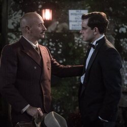 Plano de Álex Villazán y Alain Hernández en 1x05 'El amor de Jaime' de 'Las hijas de la criada'