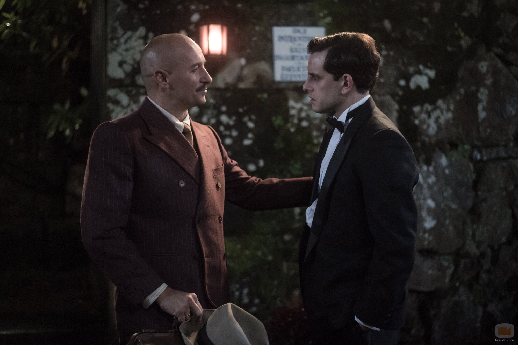 Plano de Álex Villazán y Alain Hernández en 1x05 'El amor de Jaime' de 'Las hijas de la criada'