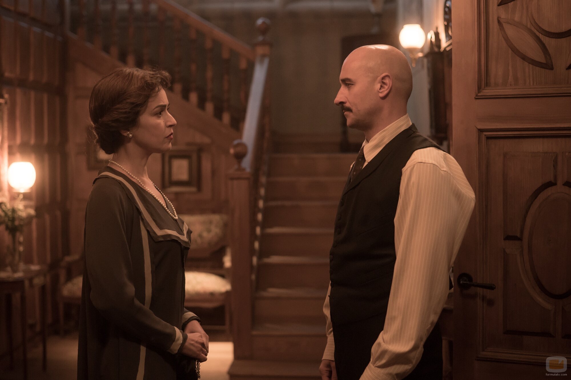 Alain Hernández y Verónica Sánchez en el 1x05 de 'Las hijas de la criada'