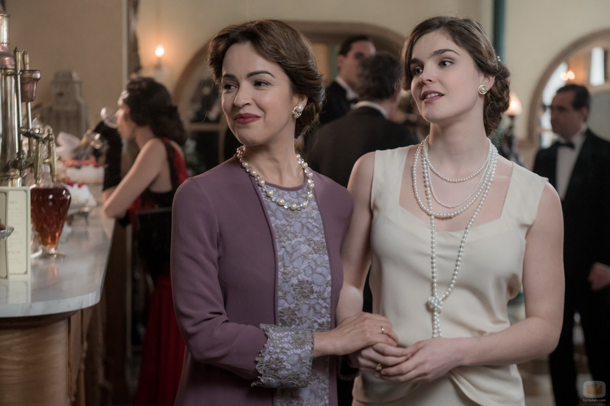 Verónica Sánchez y Judith Fernández en 1x06 'La culpa de Gustavo' de 'Las hijas de la criada'