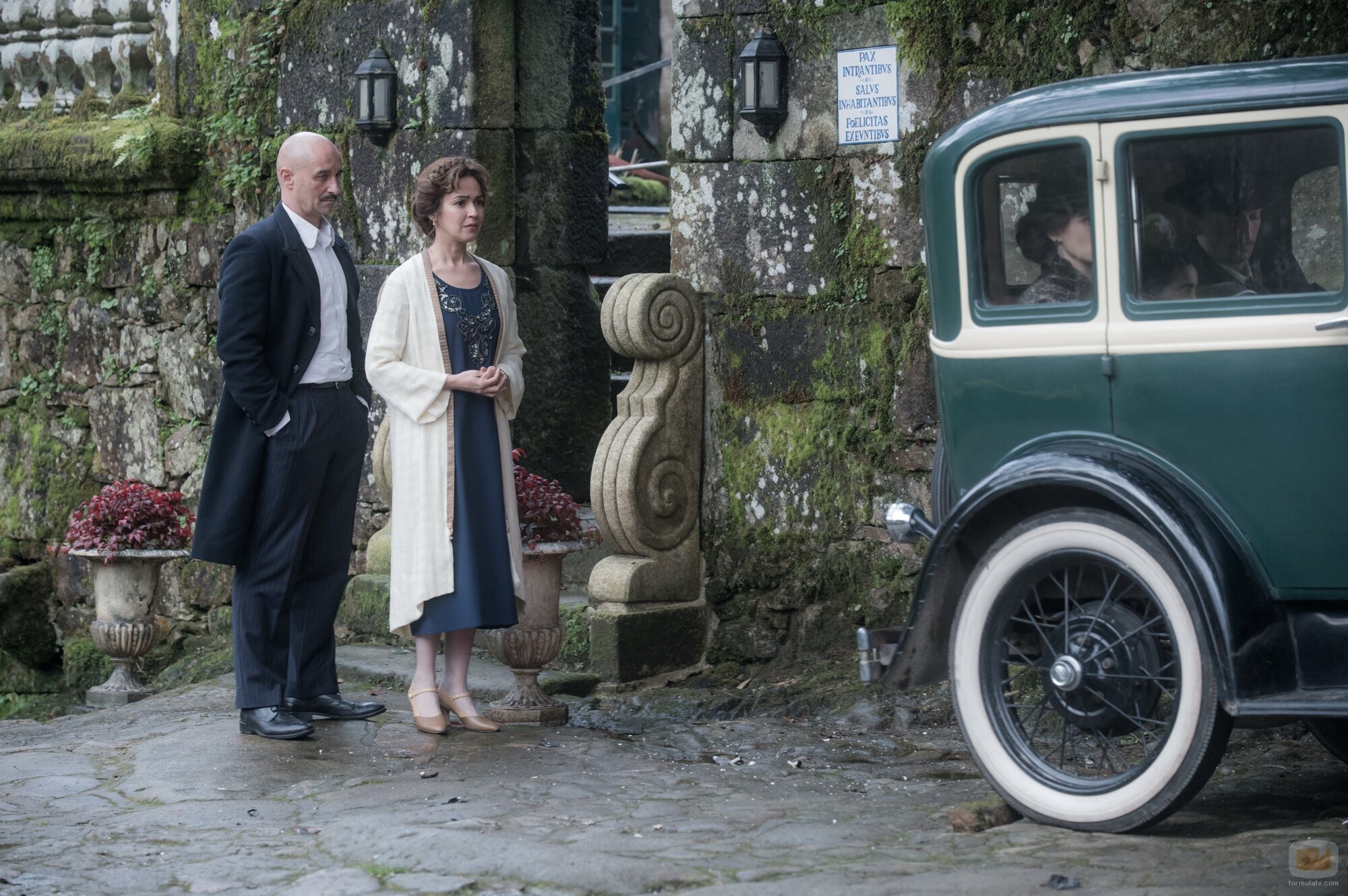 Verónica Sánchez y Alain Hernández en 1x06 'La culpa de Gustavo' de 'Las hijas de la criada'