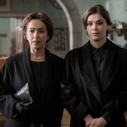 Verónica Sánchez y Judith Fernández en la temporada 1 y el capítulo 07 de 'Las hijas de la criada'