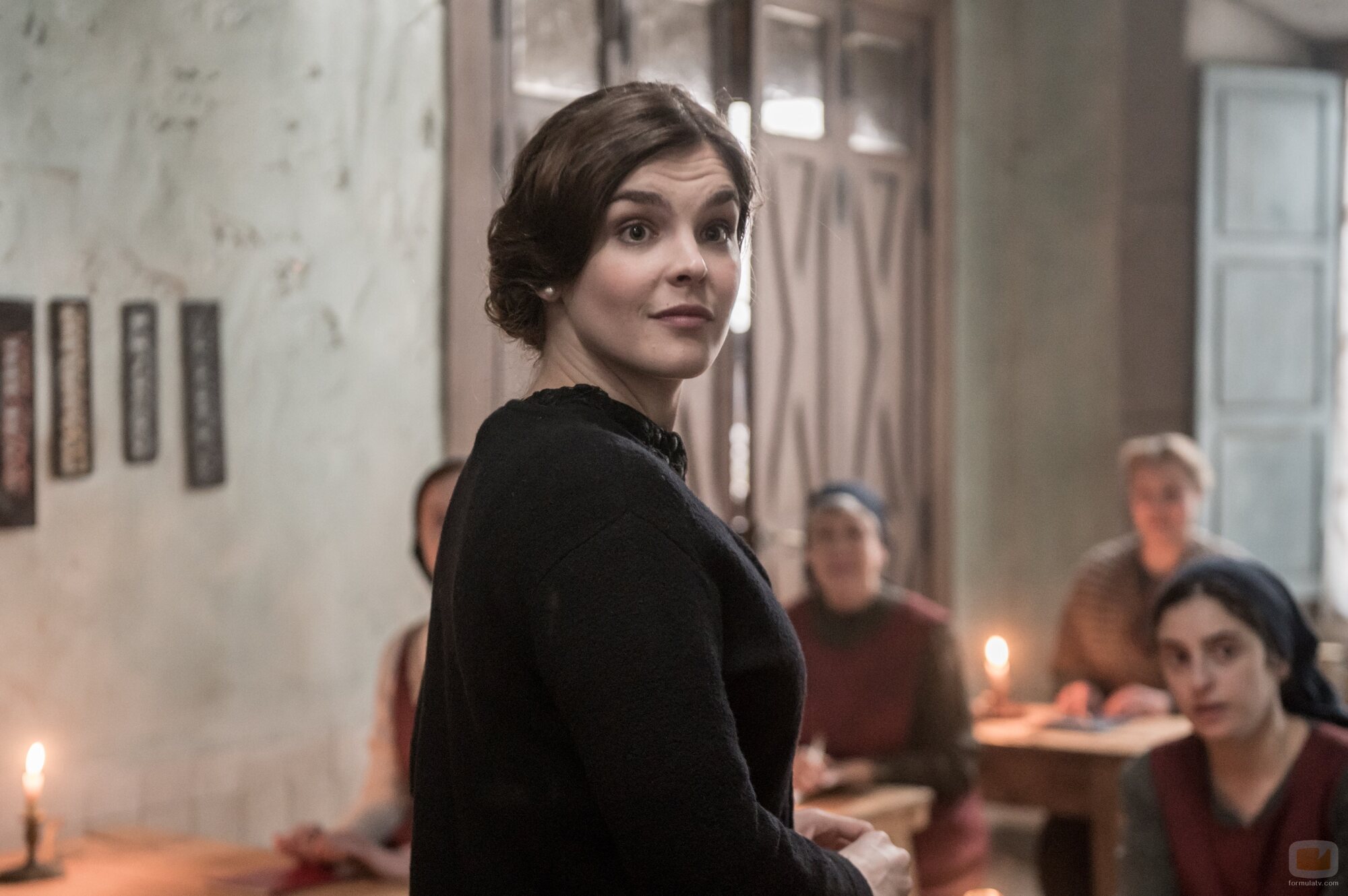 Alicia Armenteros y Judith Fernández en 1x07 titulado 'El legado de Inés' de 'Las hijas de la criada'