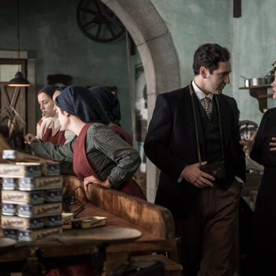Álex Gadea y Judith Fernández en 1x07 'El legado de Inés' de 'Las hijas de la criada'