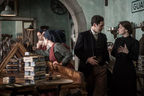 Álex Gadea y Judith Fernández en 1x07 'El legado de Inés' de 'Las hijas de la criada'