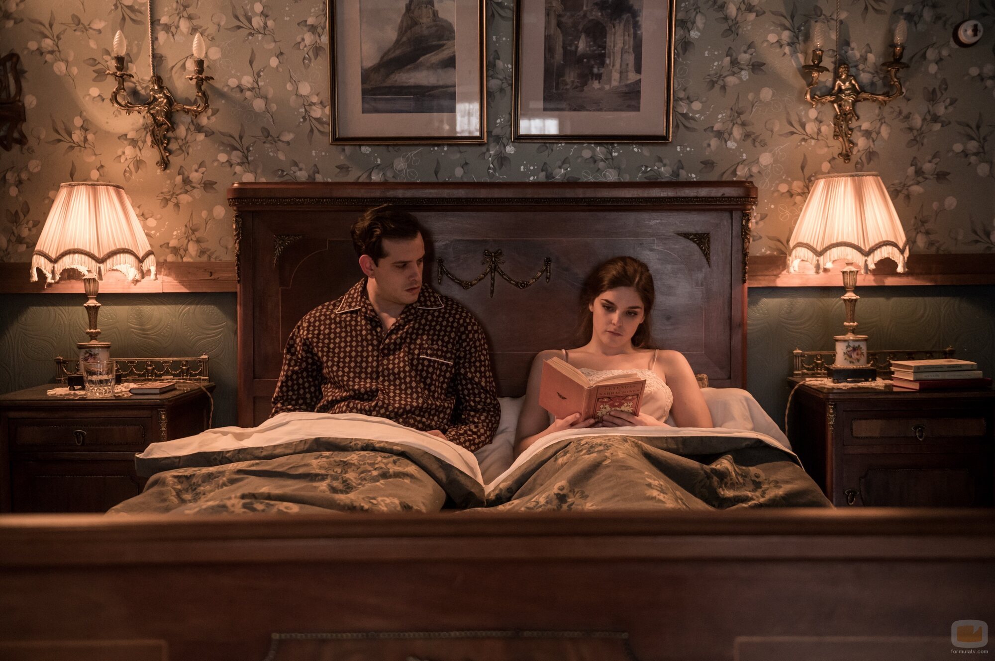 Álex Villazán y Judith Fernández en 1x07 'El legado de Inés' de 'Las hijas de la criada'
