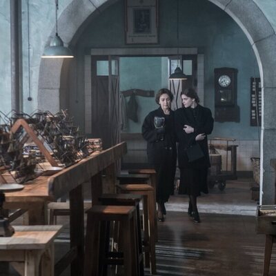 Captura de Verónica Sánchez y Judith Fernández en 1x07 'El legado de Inés' de 'Las hijas de la criada'