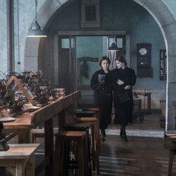 Captura de Verónica Sánchez y Judith Fernández en 1x07 'El legado de Inés' de 'Las hijas de la criada'