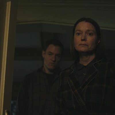 Samantha Sloyan y Tahmoh Penikett en 1x02 'Lengua extranjera' de 'Carrie'