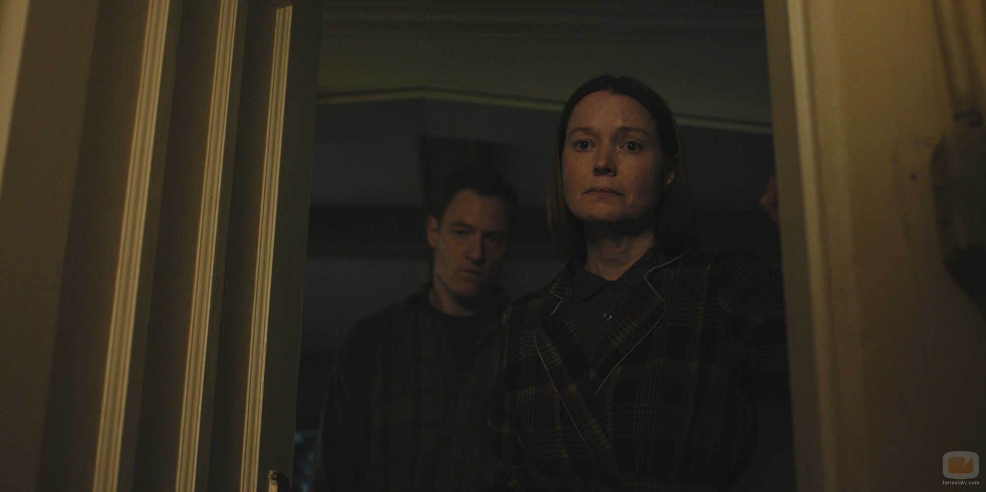 Samantha Sloyan y Tahmoh Penikett en 1x02 'Lengua extranjera' de 'Carrie'
