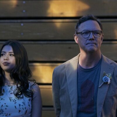 Amber Midthunder y Matthew Lillard en 1x07 titulado 'Literatura romántica' de 'Carrie'