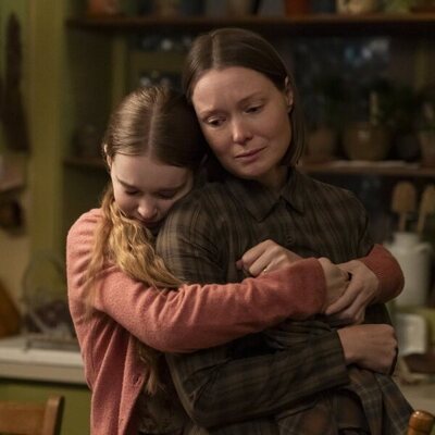 Samantha Sloyan y Summer H. Howell en la temporada 1 y el capítulo 05 de 'Carrie'
