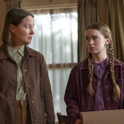Samantha Sloyan y Summer H. Howell en 1x05 titulado 'Educación física' de 'Carrie'