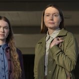 Summer H. Howell y Samantha Sloyan en Capítulo 6 titulado 'Economía doméstica' de 'Carrie'