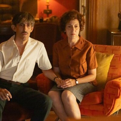 Pepa Aniorte y Manolo Caro en 1x02 'Episodio 2' de 'Aquel'