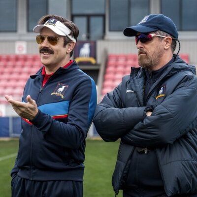 Brendan Hunt y Jason Sudeikis en 4x07 titulado 'Sí, y nena' de 'Ted Lasso'