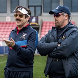 Brendan Hunt y Jason Sudeikis en 4x07 titulado 'Sí, y nena' de 'Ted Lasso'