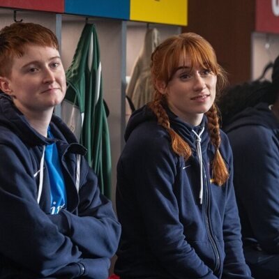 Rex Hayes y Aisling Sharkey en el 4x08 de 'Ted Lasso'