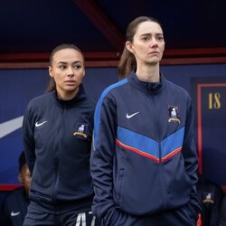 Tanya Reynolds y Abbie Hern en 4x09 'Mae va en el autobús' de 'Ted Lasso'