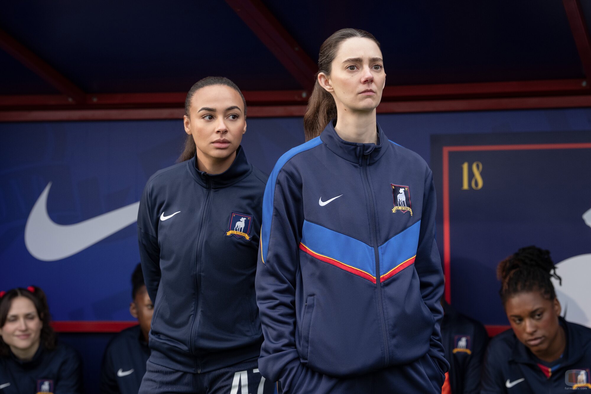 Tanya Reynolds y Abbie Hern en 4x09 'Mae va en el autobús' de 'Ted Lasso'