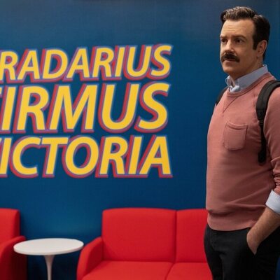 Jason Sudeikis en 'Mae va en el autobús' de 'Ted Lasso'