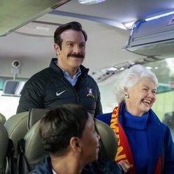 Jason Sudeikis y Annette Badland en la temporada 4 y el capítulo 09 de 'Ted Lasso'