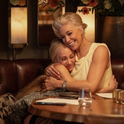 Hannah Waddingham y Juno Temple en 4x09 titulado 'Mae va en el autobús' de 'Ted Lasso'