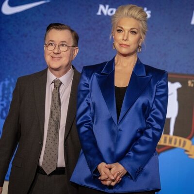 Jeremy Swift y Hannah Waddingham en la temporada 4 y el capítulo 10 de 'Ted Lasso'