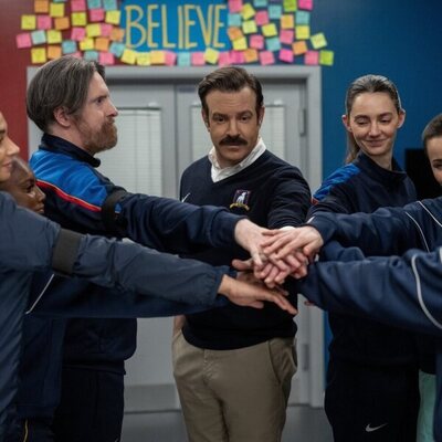 Brendan Hunt y Jason Sudeikis en la temporada 4 y el capítulo 10 de 'Ted Lasso'