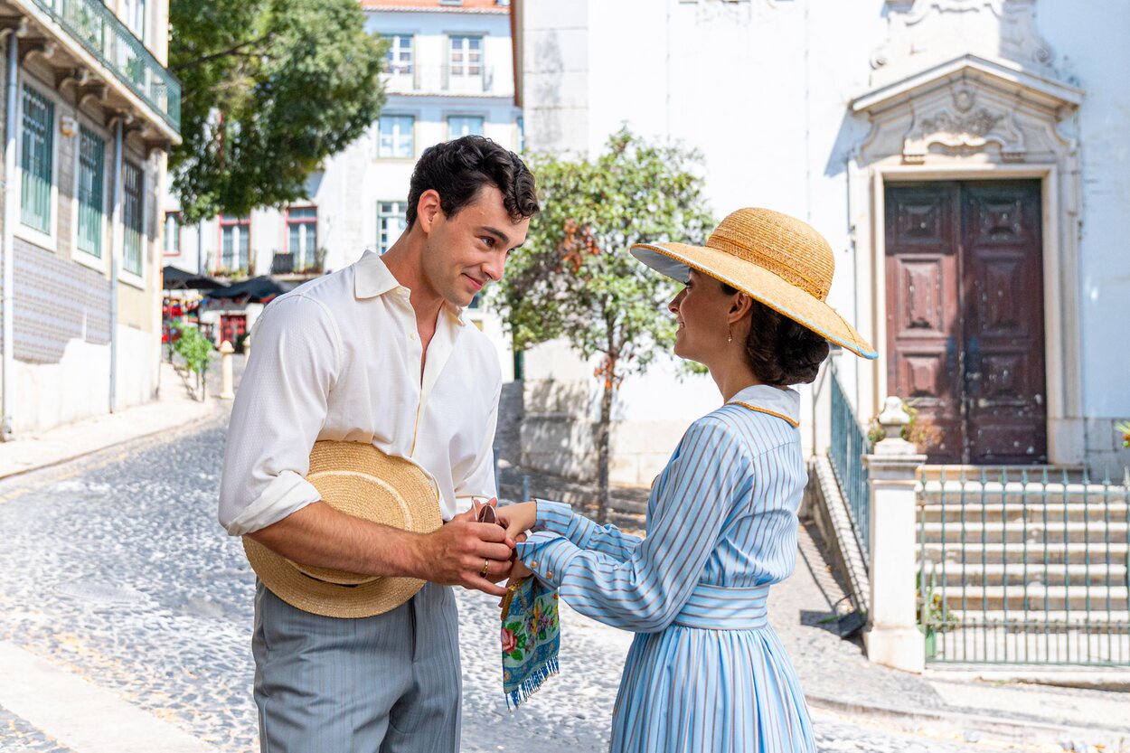 Ángela y Curro pasean por Lisboa en una escena de 'La promesa'