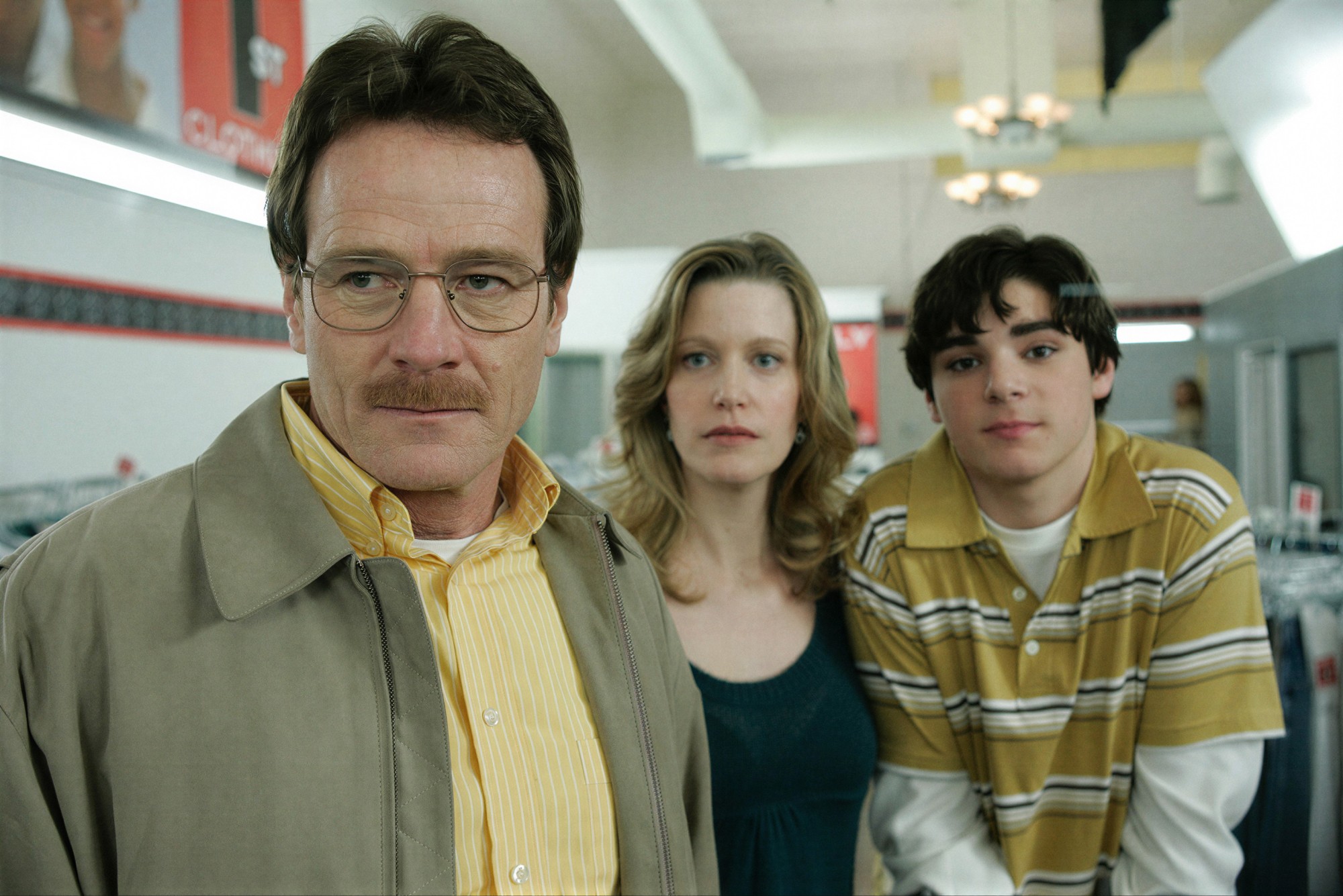 RJ Mitte junto a Bryan Cranston y Anna Gunn en 'Breaking Bad'