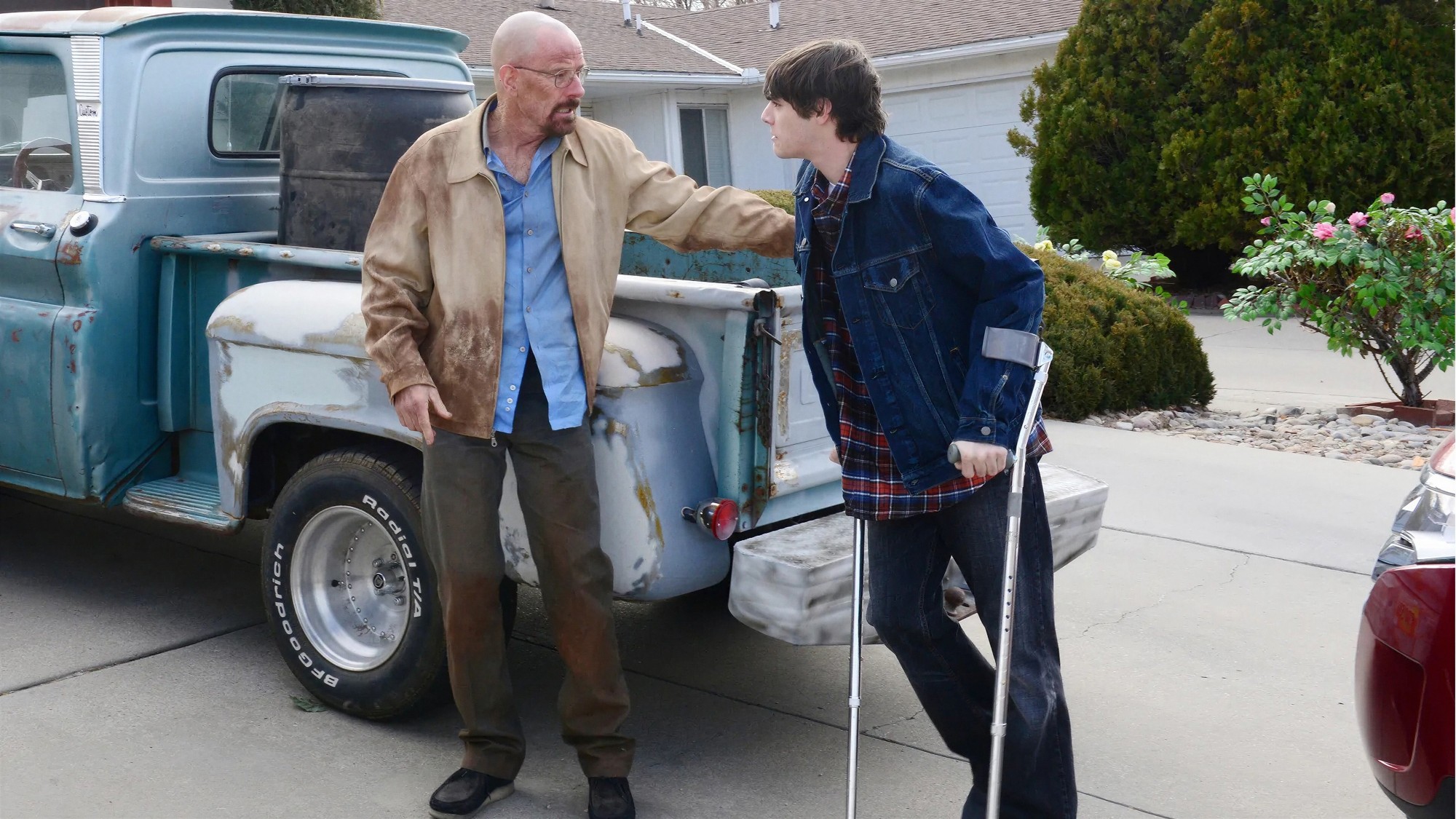 Bryan Cranston y RJ Mitte en una escena de la serie 'Breaking Bad'