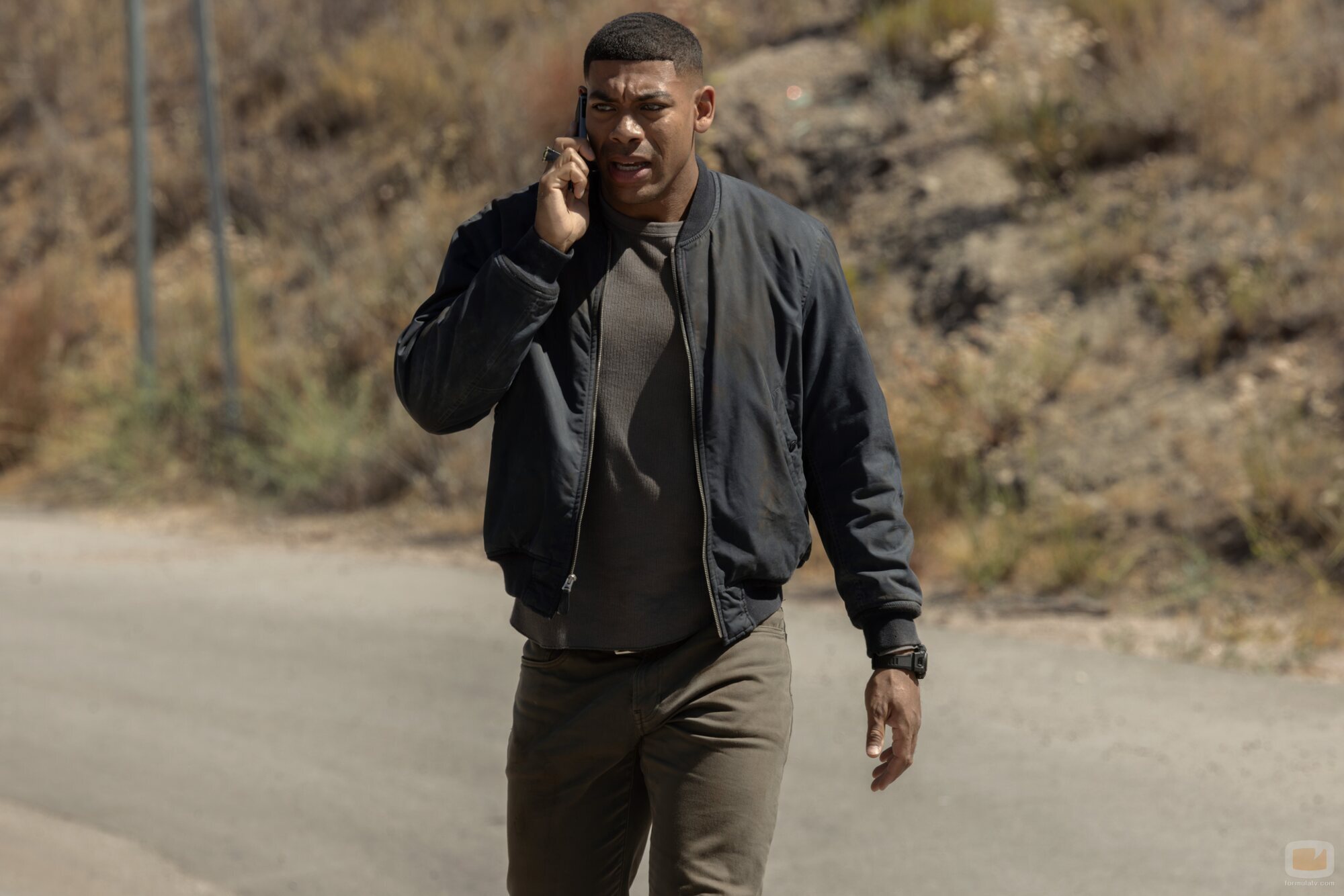 Aaron Pierre en 1x01 titulado 'Piloto' de 'Linternas'