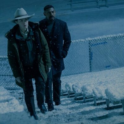 Kelly Macdonald y Aaron Pierre en 1x01 titulado 'Piloto' de 'Linternas'