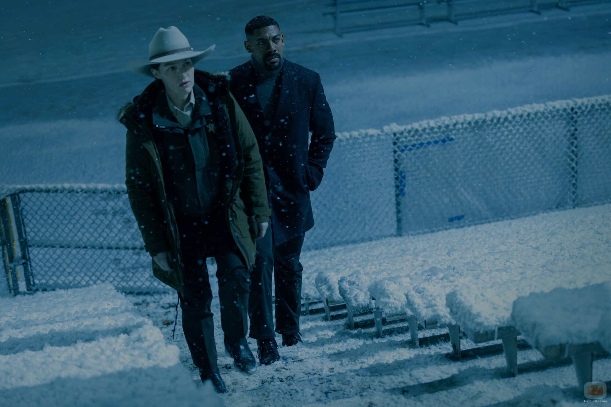 Kelly Macdonald y Aaron Pierre en 1x01 titulado 'Piloto' de 'Linternas'