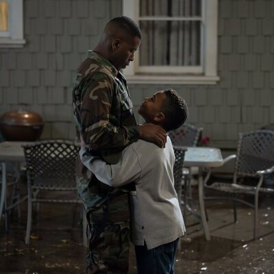 Aaron Pierre en el 1x01 de 'Linternas'