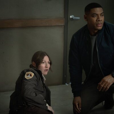 Aaron Pierre y Kelly Macdonald en 1x01 'Piloto' de 'Linternas'