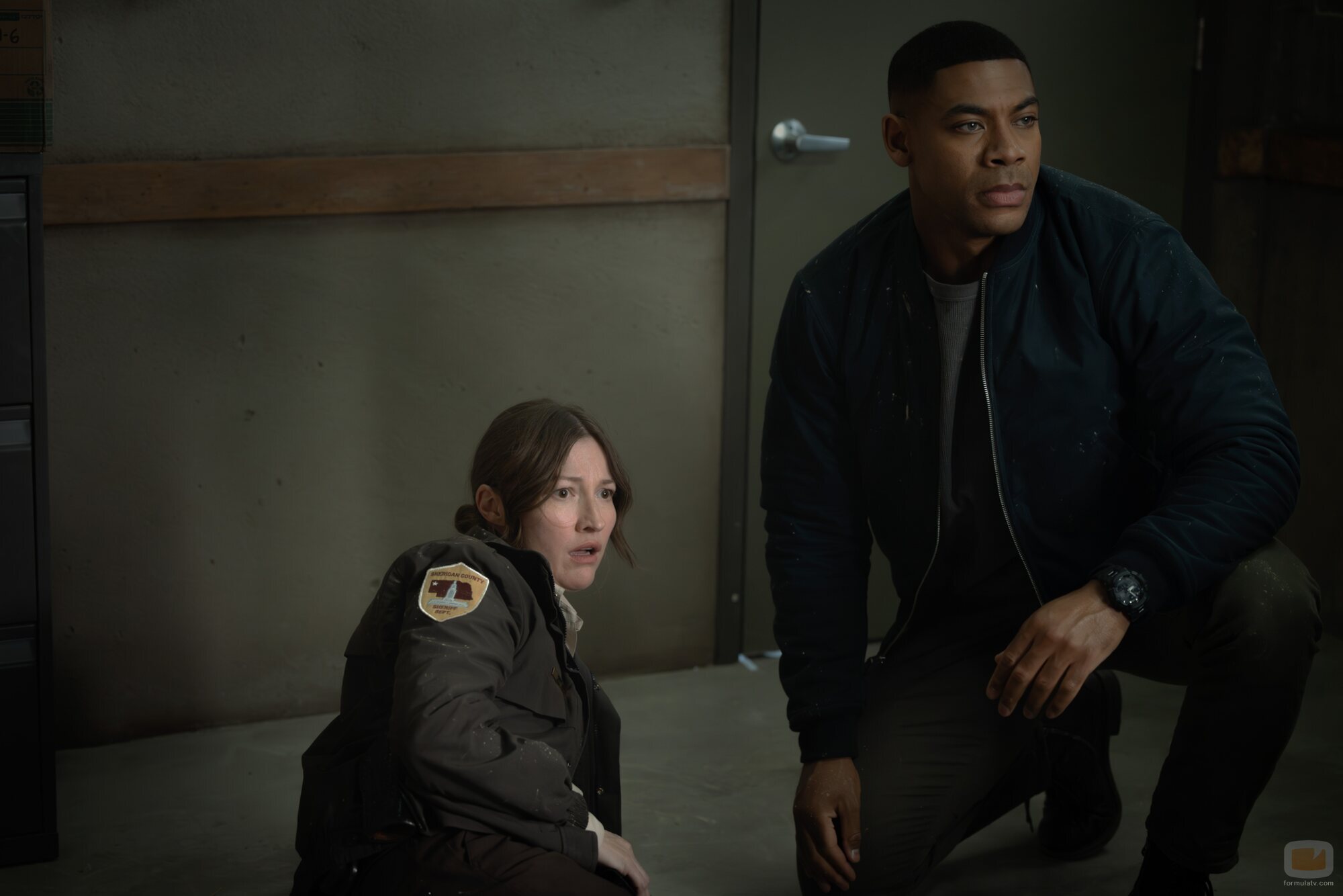 Aaron Pierre y Kelly Macdonald en 1x01 'Piloto' de 'Linternas'