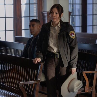 Aaron Pierre y Kelly Macdonald en Capítulo 1 titulado 'Piloto' de 'Linternas'