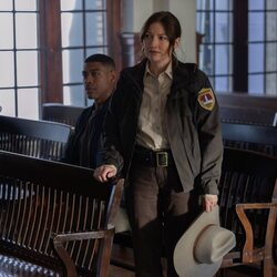 Aaron Pierre y Kelly Macdonald en Capítulo 1 titulado 'Piloto' de 'Linternas'