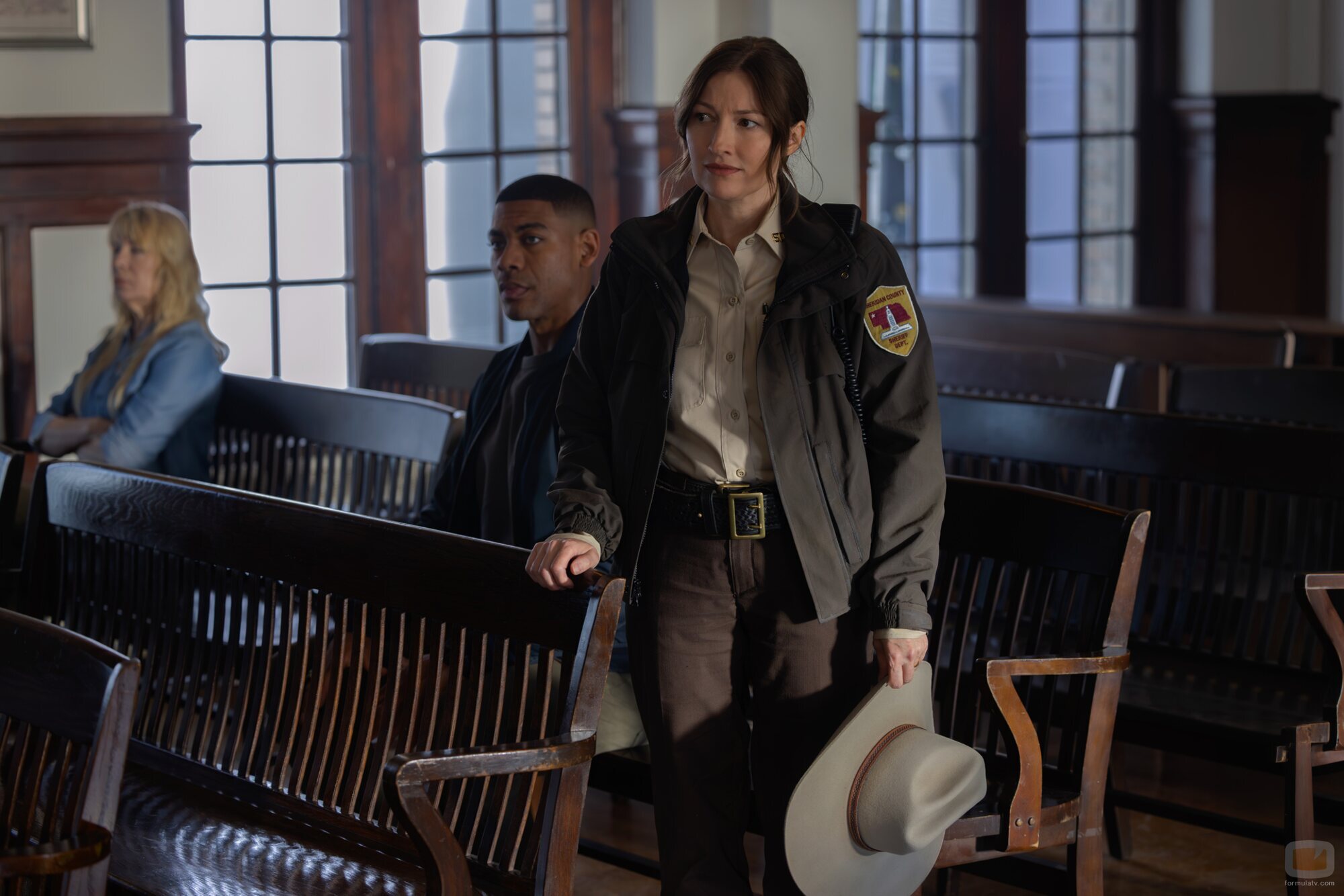 Aaron Pierre y Kelly Macdonald en Capítulo 1 titulado 'Piloto' de 'Linternas'