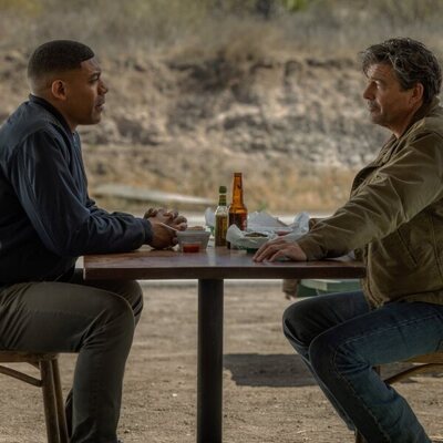 Aaron Pierre y Kyle Chandler en el 1x01 de 'Linternas'