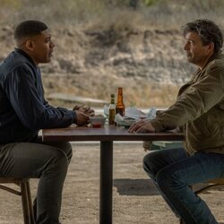 Aaron Pierre y Kyle Chandler en el 1x01 de 'Linternas'