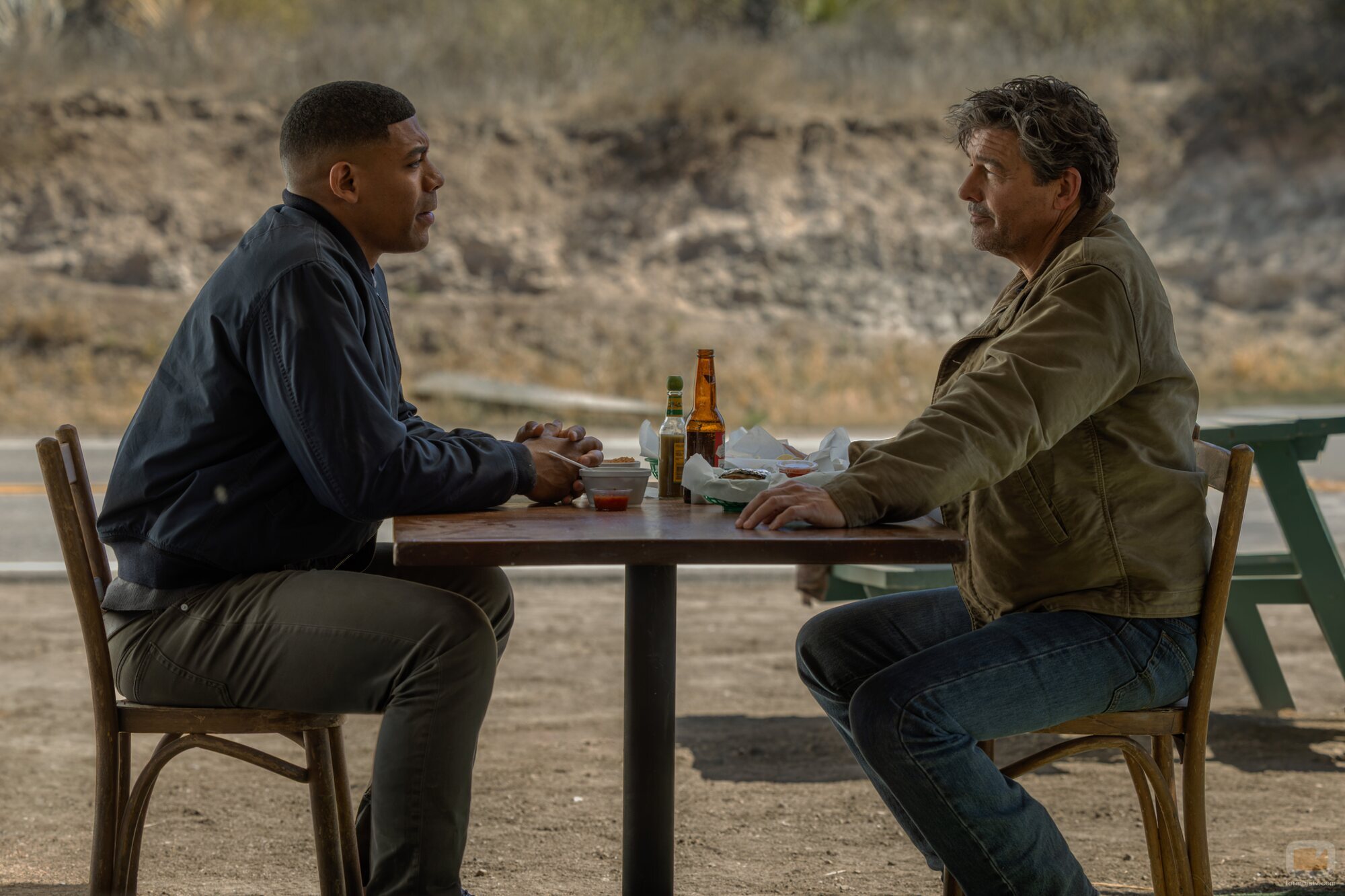Aaron Pierre y Kyle Chandler en el 1x01 de 'Linternas'