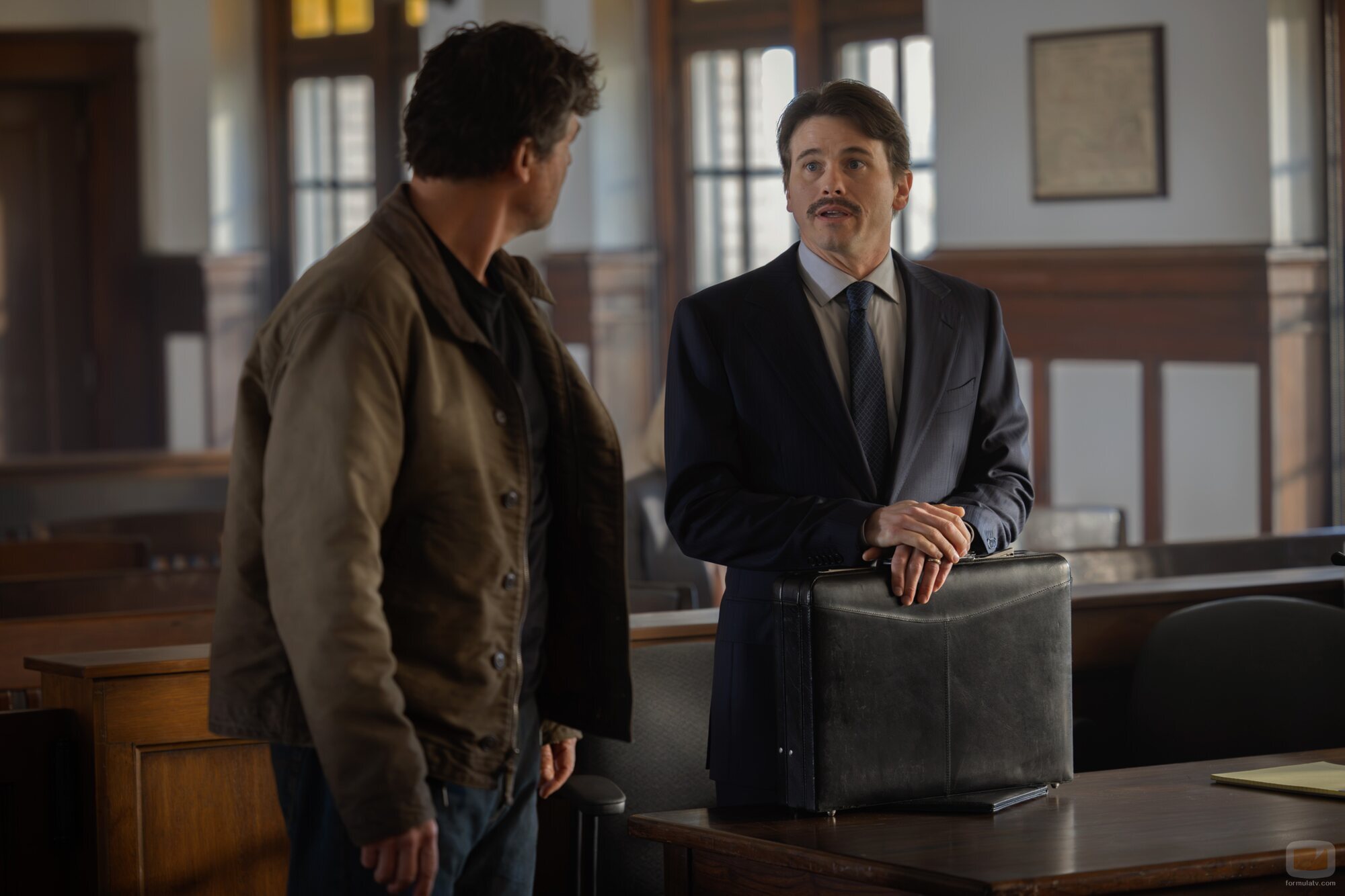 Jason Ritter en 1x01 titulado 'Piloto' de 'Linternas'
